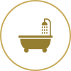 Salle de bain avec baignoire et douche à l'italienne